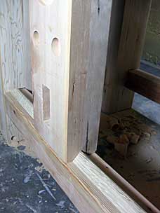 Sliding vise base on lower guide rail