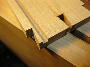 Drawer side with dovetails and drawer bottom groove